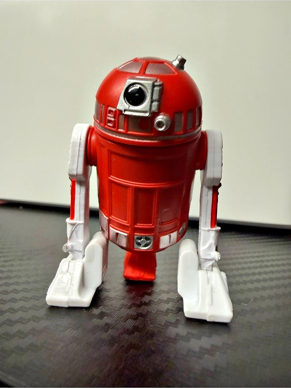 Hasbro Star Wars R2-Series Astromech Droid (Red Body with White Legs) Action